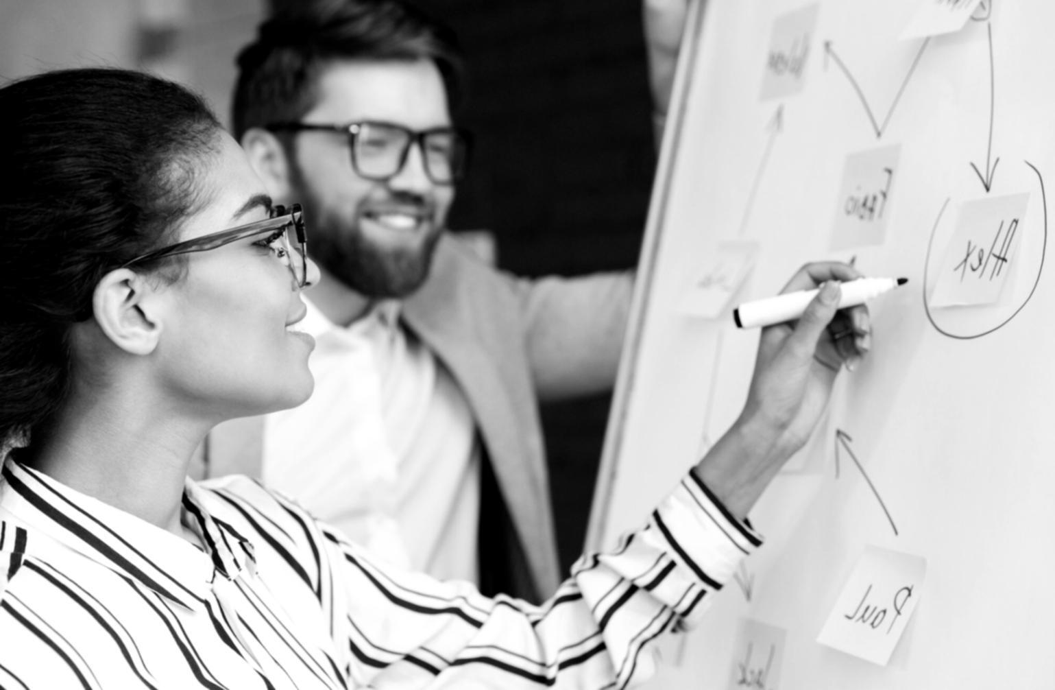 Estudiantes analizando conceptos financieros en sesión práctica