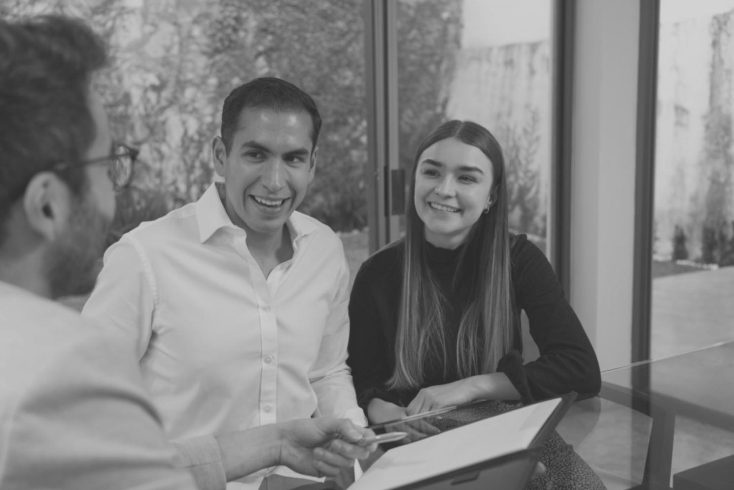 Estudiantes trabajando en análisis financiero personal